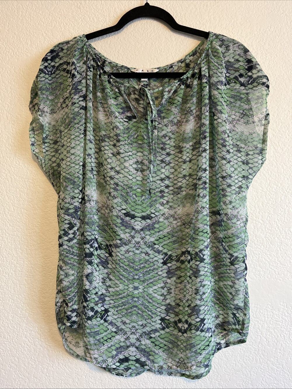 Cabi Women's Blouse M 746 Green Snakeskin Pattern Lightweight Key Hole Tie
